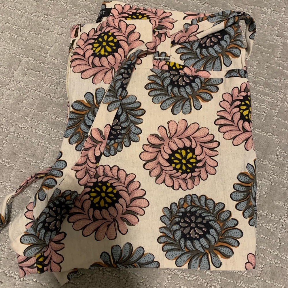 LOFT linen blend shorts with pink and blue flowers. tie belt waist. size 4